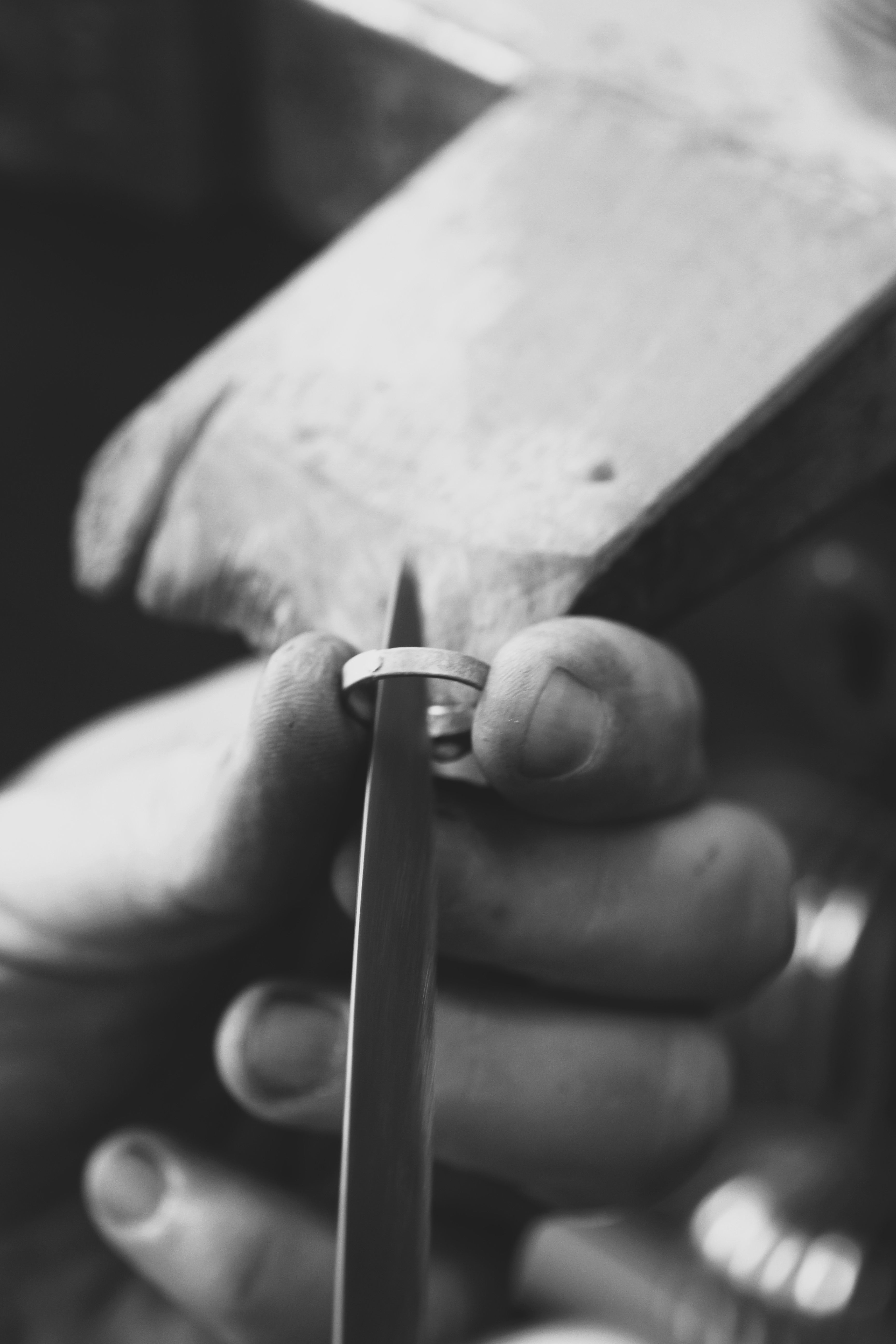 Ajuste manual de un anillo durante el proceso de joyería artesanal en el taller de CRESBER, donde cada pieza se trabaja a mano para lograr un acabado preciso y duradero.