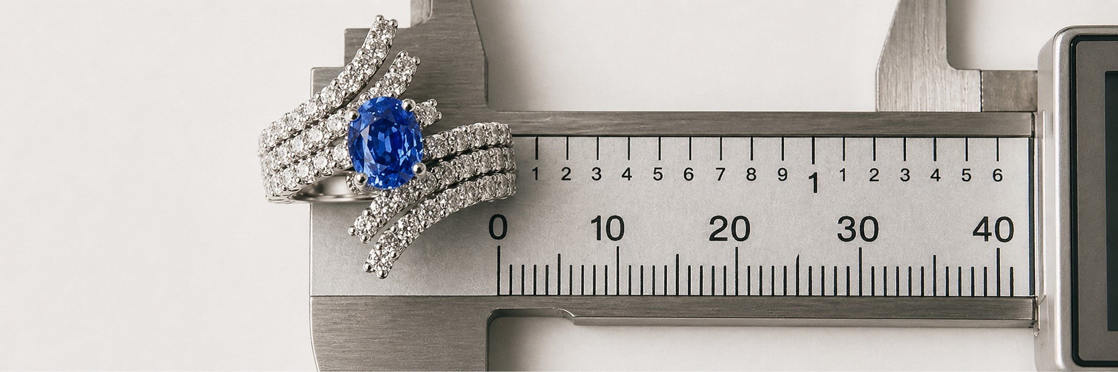 Banner de una joya de zafiro y diamantes con un metro de joyas a medida de CRESBER para hacer joyas a medida y diseñadas por los clientes
