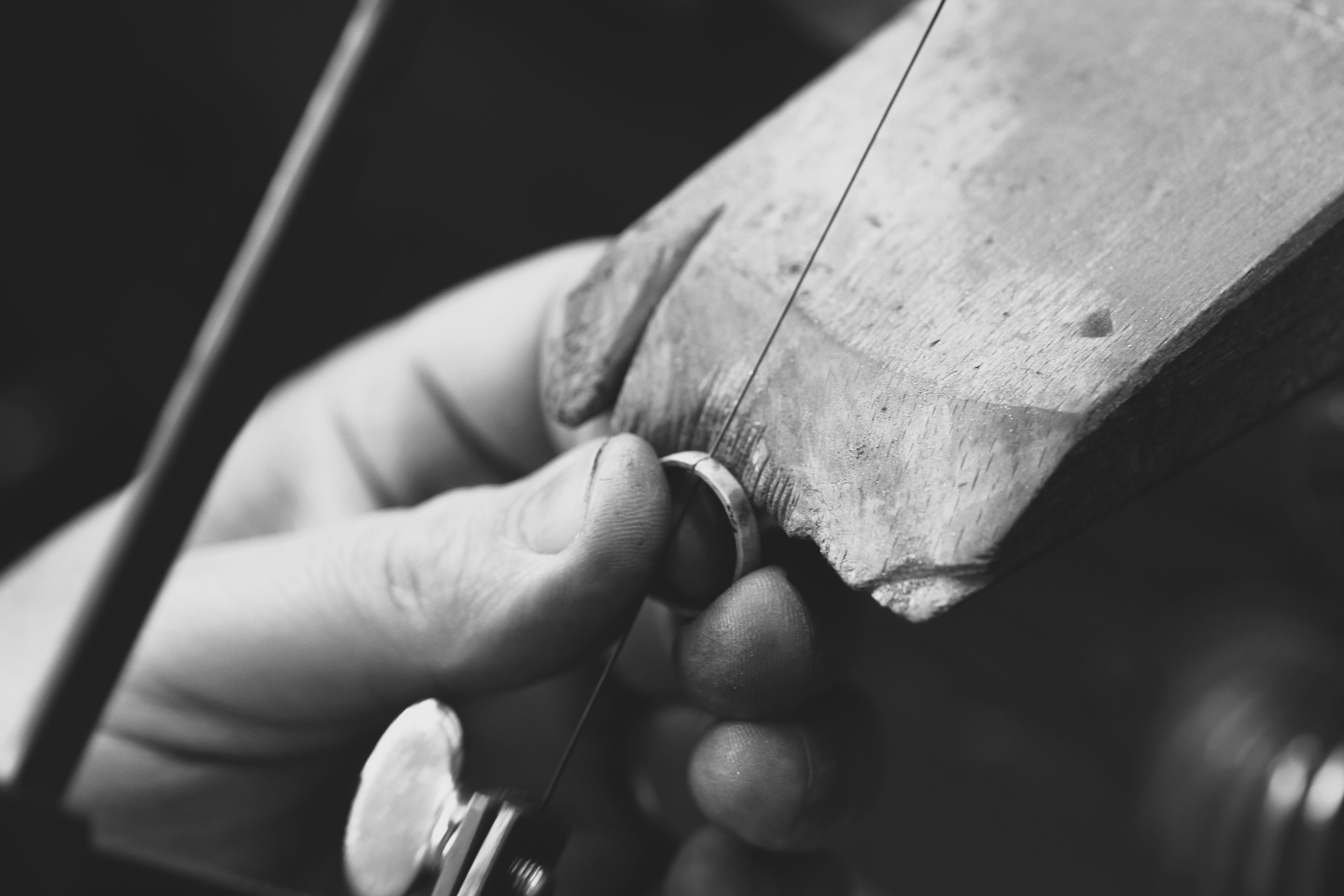 Conformado y afinado manual de un anillo en el taller de joyería artesanal de CRESBER, un proceso preciso que define la forma, el ajuste y la calidad final de la pieza.