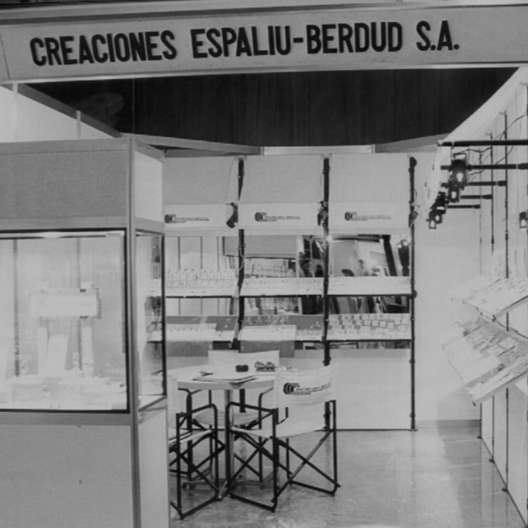 Stand de Creaciones Espaliu-Berdud S.A., nombre original de CRESBER, en una feria de joyería con exposición de piezas y área de atención comercial.