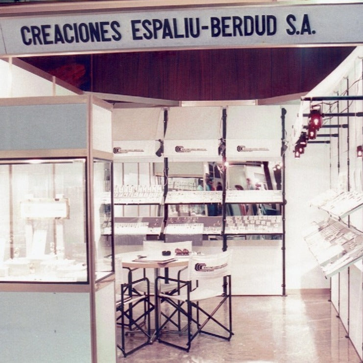 Stand de Creaciones Espaliu-Berdud S.A., nombre original de CRESBER, en una feria de joyería con exposición de piezas y área de atención comercial.