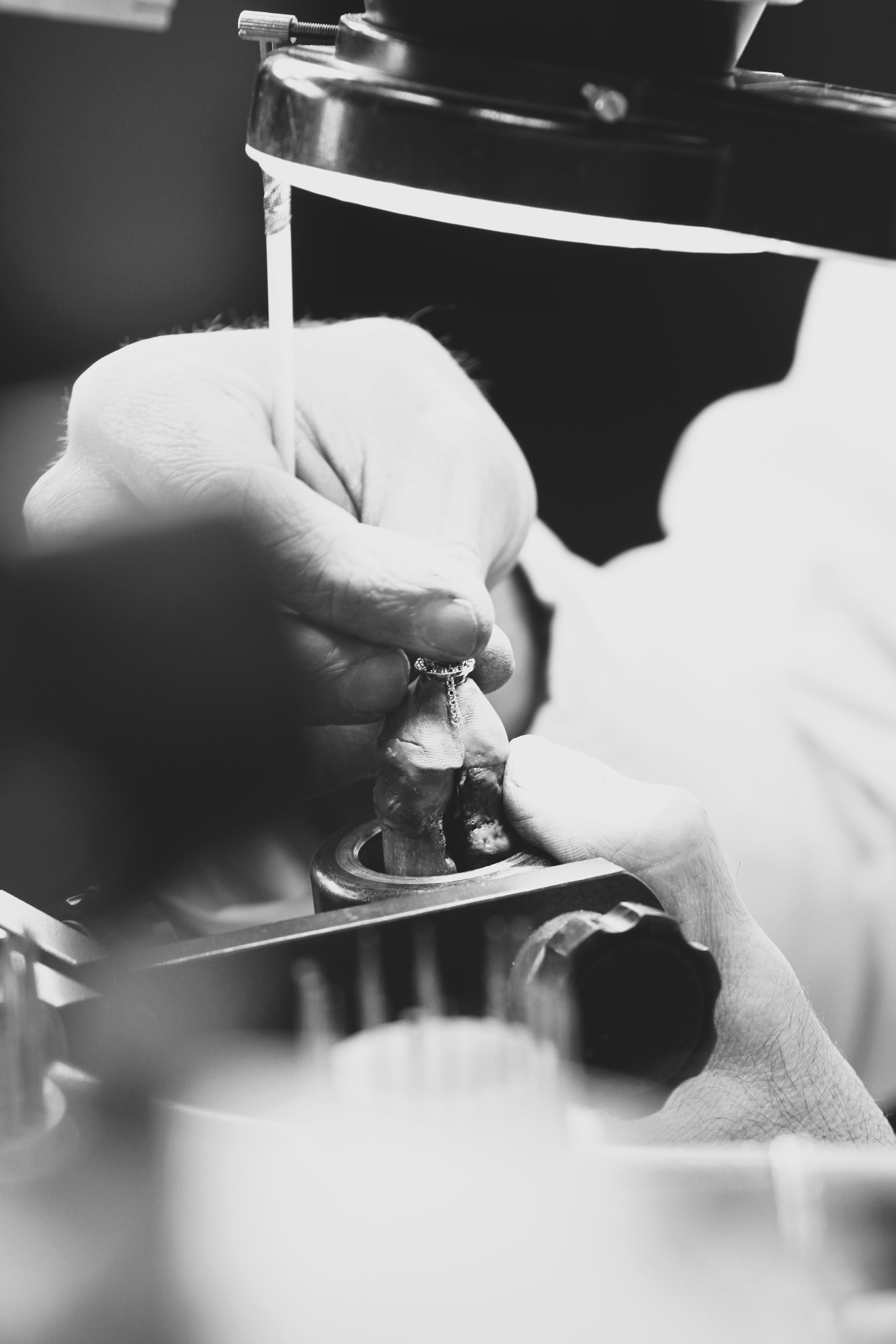 Engaste manual de un diamante realizado en el taller de CRESBER, un proceso de alta precisión que asegura la correcta sujeción de la piedra y la durabilidad de la joya.