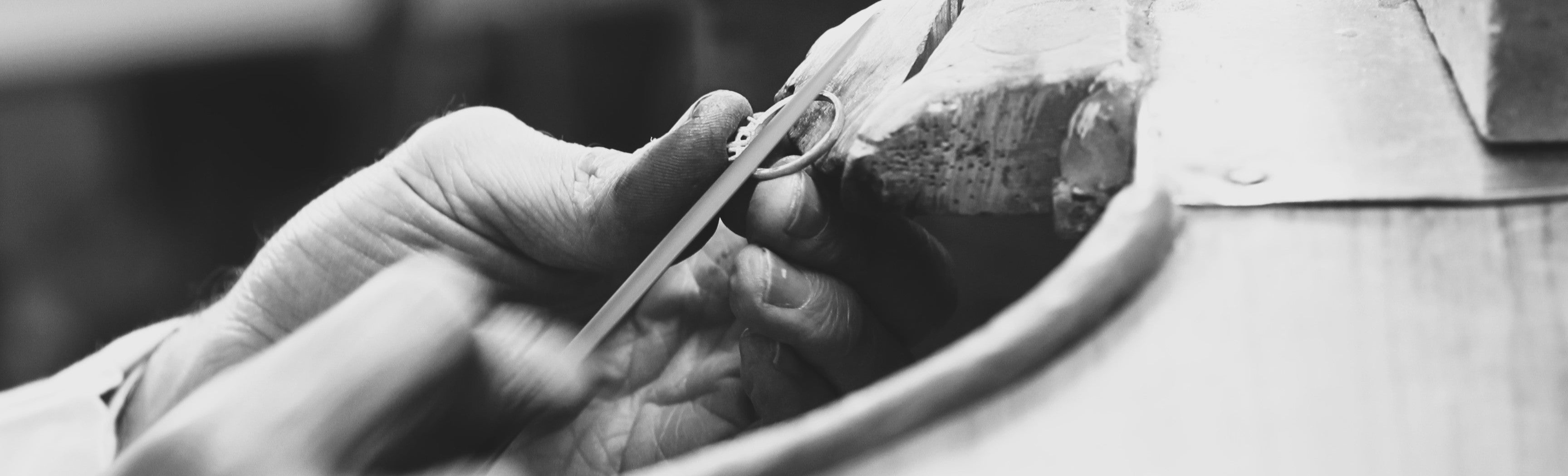 Joyero trabajando de forma artesanal una joya en el taller de CRESBER, cuidando el detalle y el acabado de la pieza