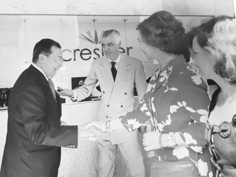 Visita institucional de Su Majestad la Reina Sofia a CRESBER, Saludando al fundador Antonio Espaliú